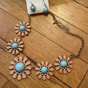 New- gorgeous statement necklace with matching earrings!